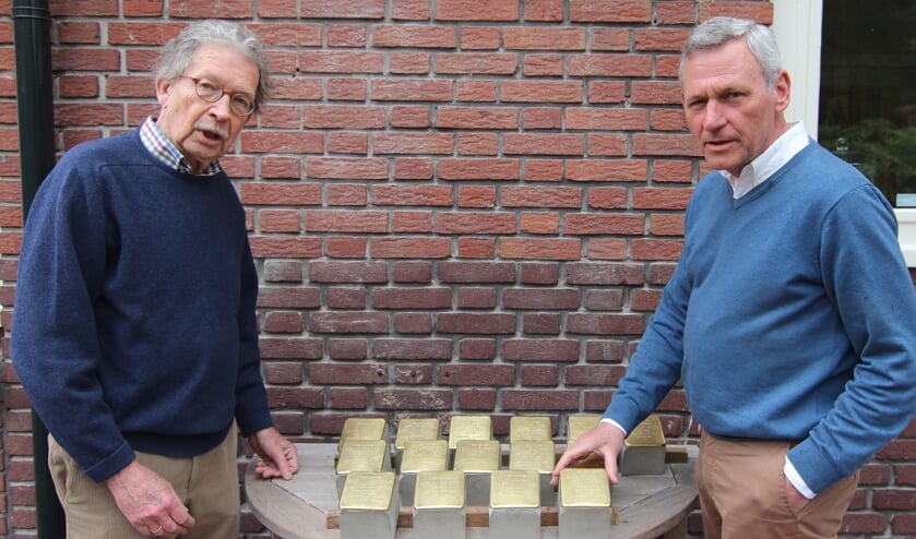 V.l.n.r. Alexander Tchernoff en Evert Theunissen bij de serie nog te plaatsen struikelstenen.
