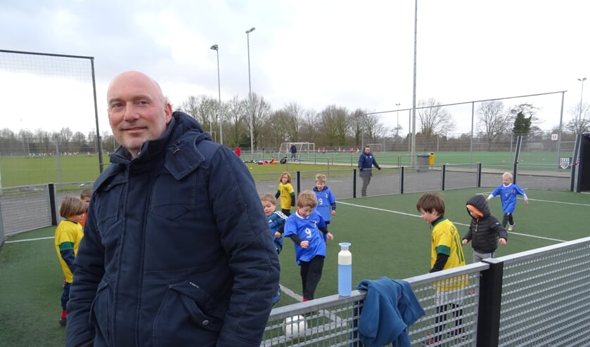 <p><em>Voorzitter Jeugdcommissie Ernst Hoepman bij het omheinde miniveldje waar de jongste jeugd graag een partijtje speelt. </em></p>