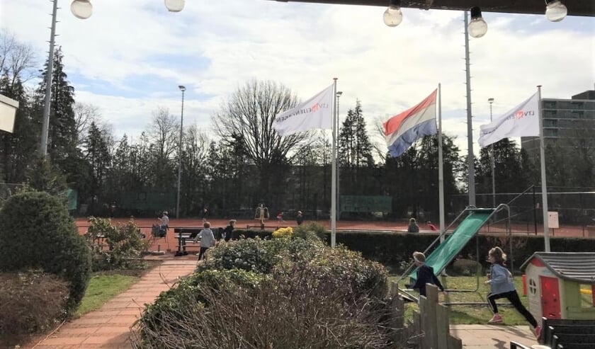 Leeg terras, maar volle velden bij de opening van het jeugdseizoen.