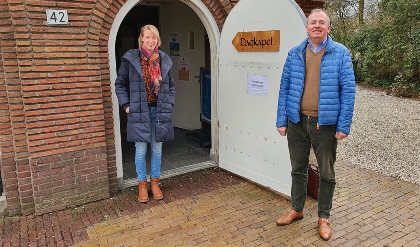 De predikanten Marjolein Cevaal en Harold Oechies hopen de kerkgangers spoedig weer live te ontmoeten.