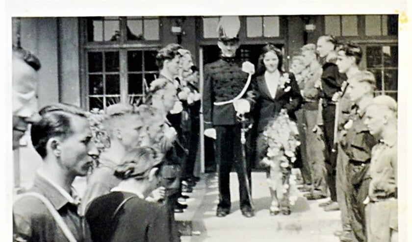 <p>Ze trouwden op 20 juni in Jagtlust, waar zij naast woonde. Walter droeg zijn gala-uniform. Zij een mantelpakje gemaakt uit een cape van Walters uniform.</p>