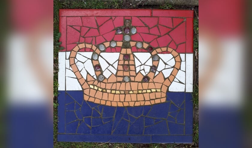 <p><em>De tegel bij de familie Kroon (Zorgvliet in De Bilt) doet niet mee bij de speurtocht, maar is wel toepasselijk.</em></p>