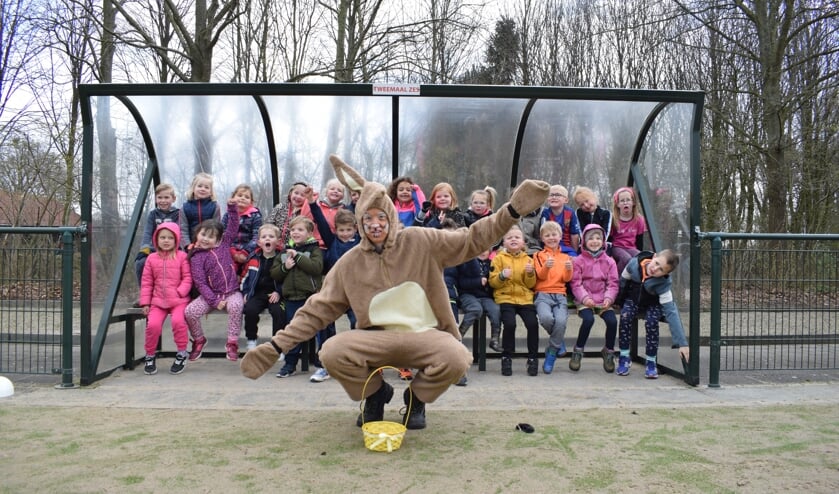 Paashaas op visite bij de Kangoeroes van TZ.