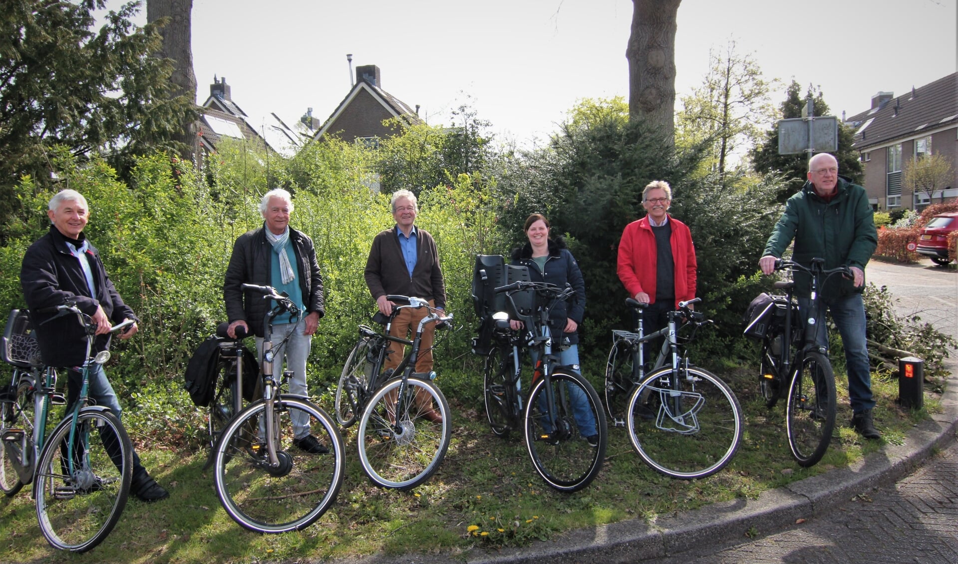 De leden van Wijkraad De Leijen staan bij de Berlagelaan waar aan twee kanten een nieuwe fietsveilige route is gepland.