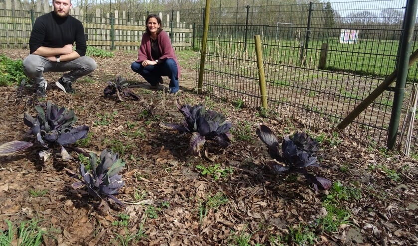 Kevin Ferwerda en Margôt Koekkoek in de nu nog kale moestuin van de school.