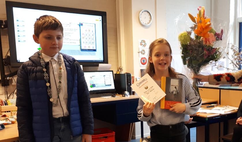 Feline is door de Kinderburgermeester van Zeist Sebastiaan van Dijk onderscheiden met een prachtige oorkonde, een boekenbon en natuurlijk een stapeltje boeken.