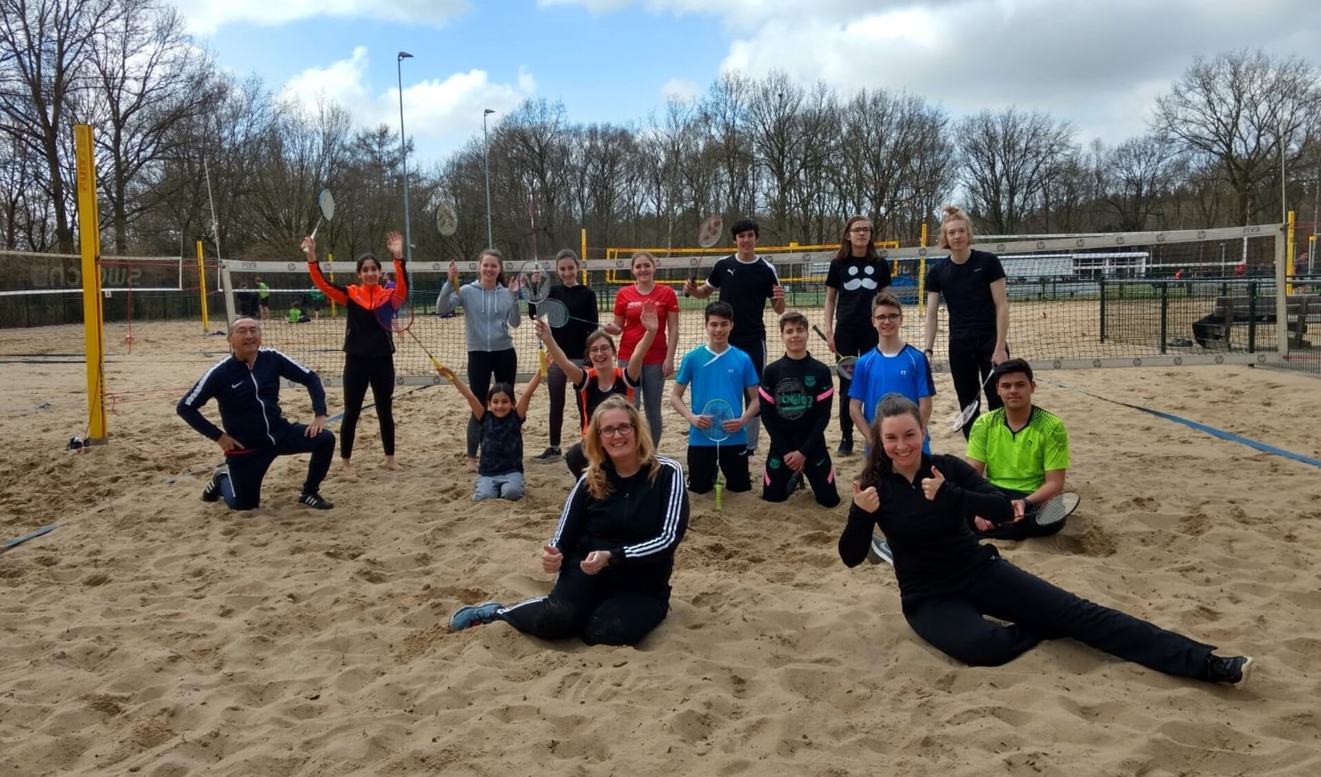 Een nieuwe ervaring voor de jeugdige zaalsporters om op de beachvolleybalvelden van SV Irene badminton te spelen.