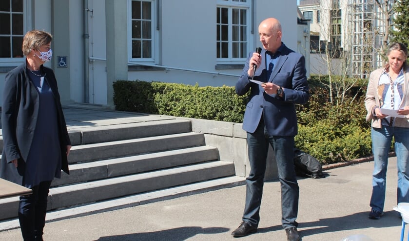 Het burgerinitiatief en de meer dan 1000 ondersteunende handtekeningen zijn vrijdag 23 april aan college-wethouder Anne Brommersma overhandigd.