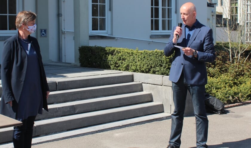 Maurits de Bruin bood wethouder Anne Brommersma op 23 april het burgerinitiatief aan.
