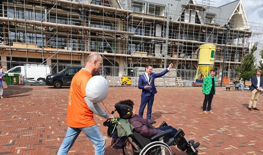 <p><em>Na het startschot van burgemeester Sjoerd Potters, gaat team Astrid als eerste van start.</em></p>