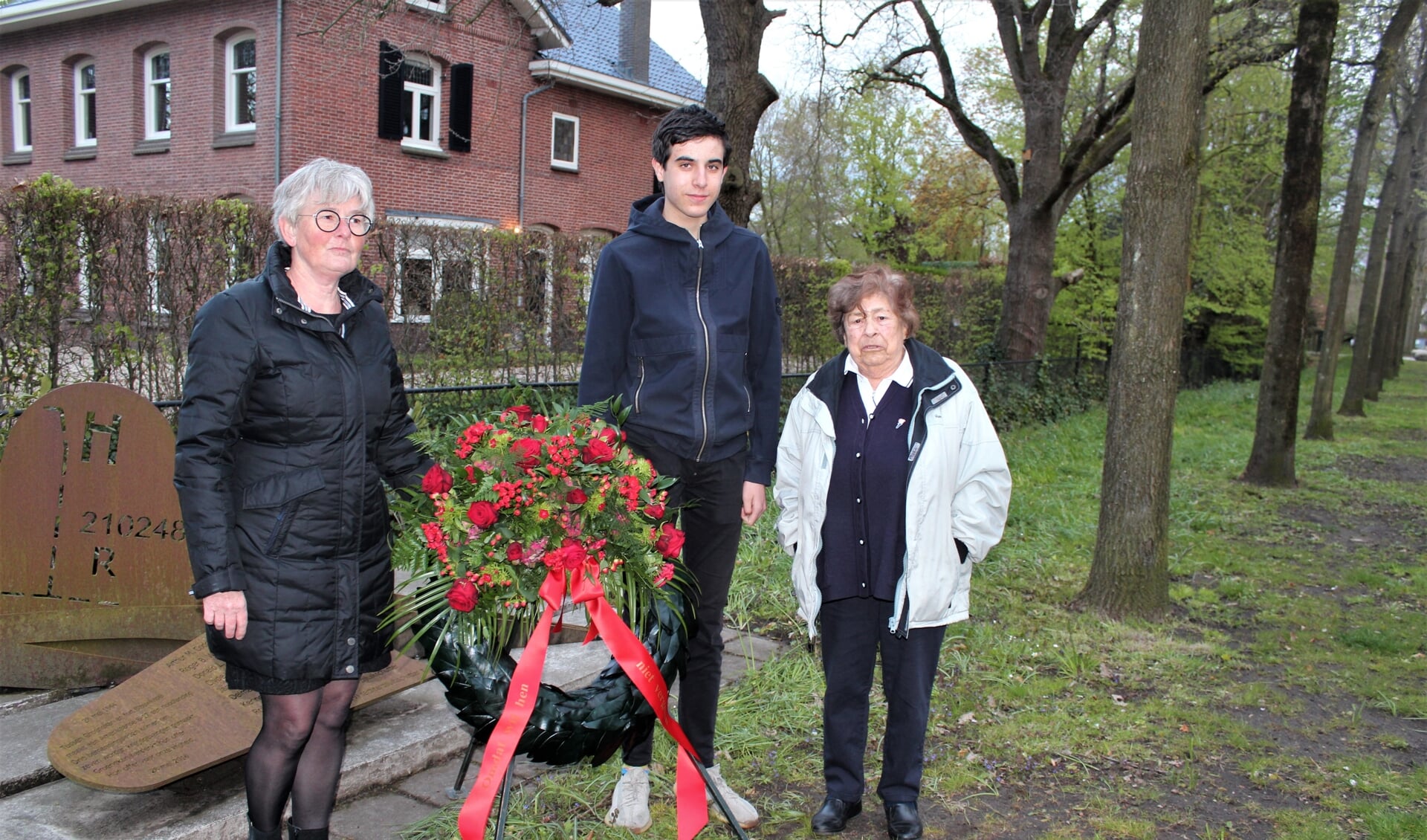 Namens de Werkgroep 4 mei legden Coby Merkens, Jasper de Vries en Marjan Bosma, een bloemstuk bij het B 17-monument in Groenekan. [foto Henk van de Bunt]
