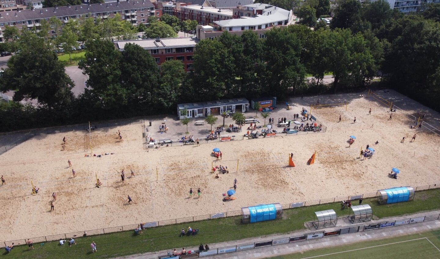 Luchtfoto van het Beachpark van Irene Beach in Bilthoven met 11 velden. Inmiddels beschikt Irene over 14 velden.