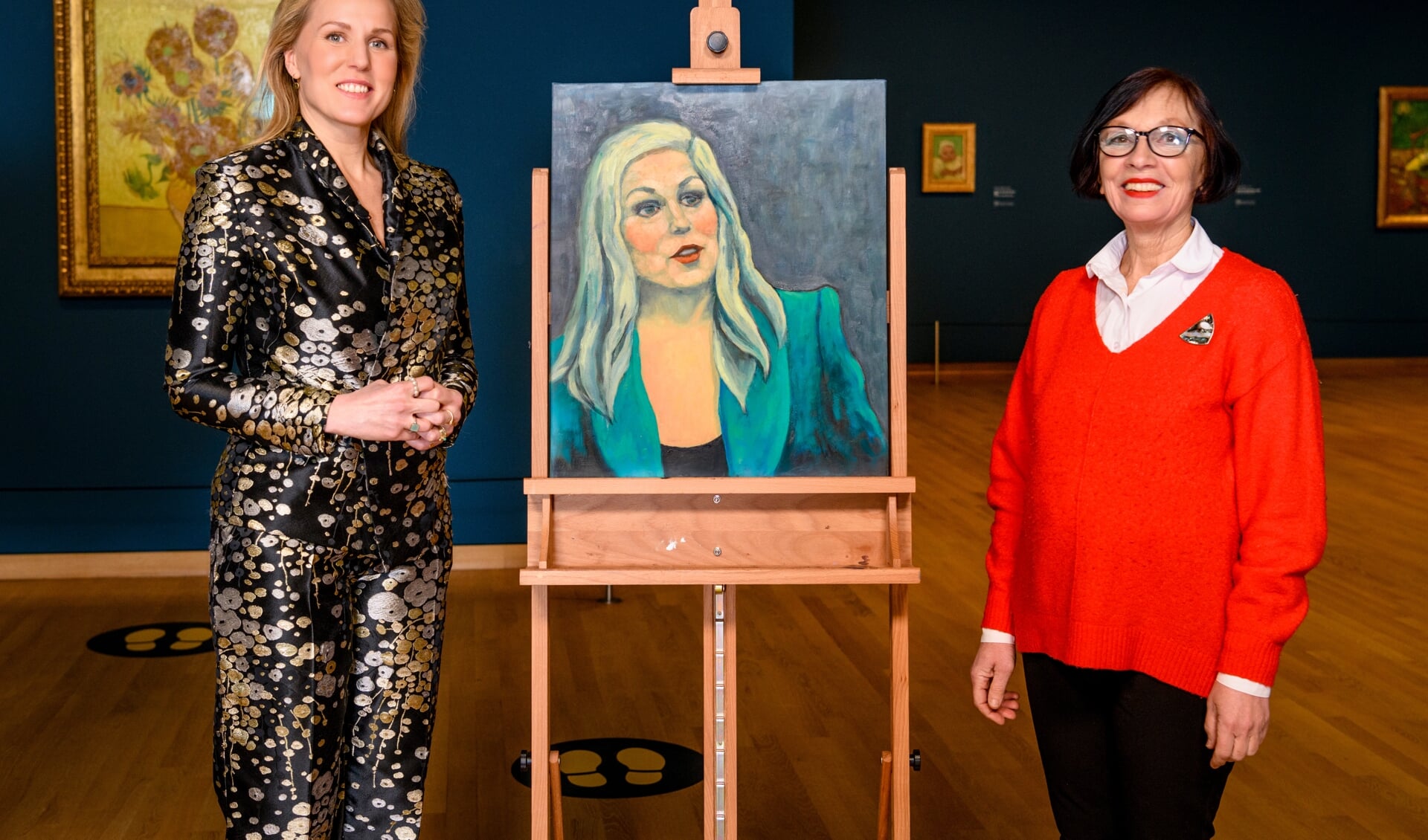 Hadewych Minis en Aljona met haar schilderij voor De Zonnebloemen van Van Gogh.