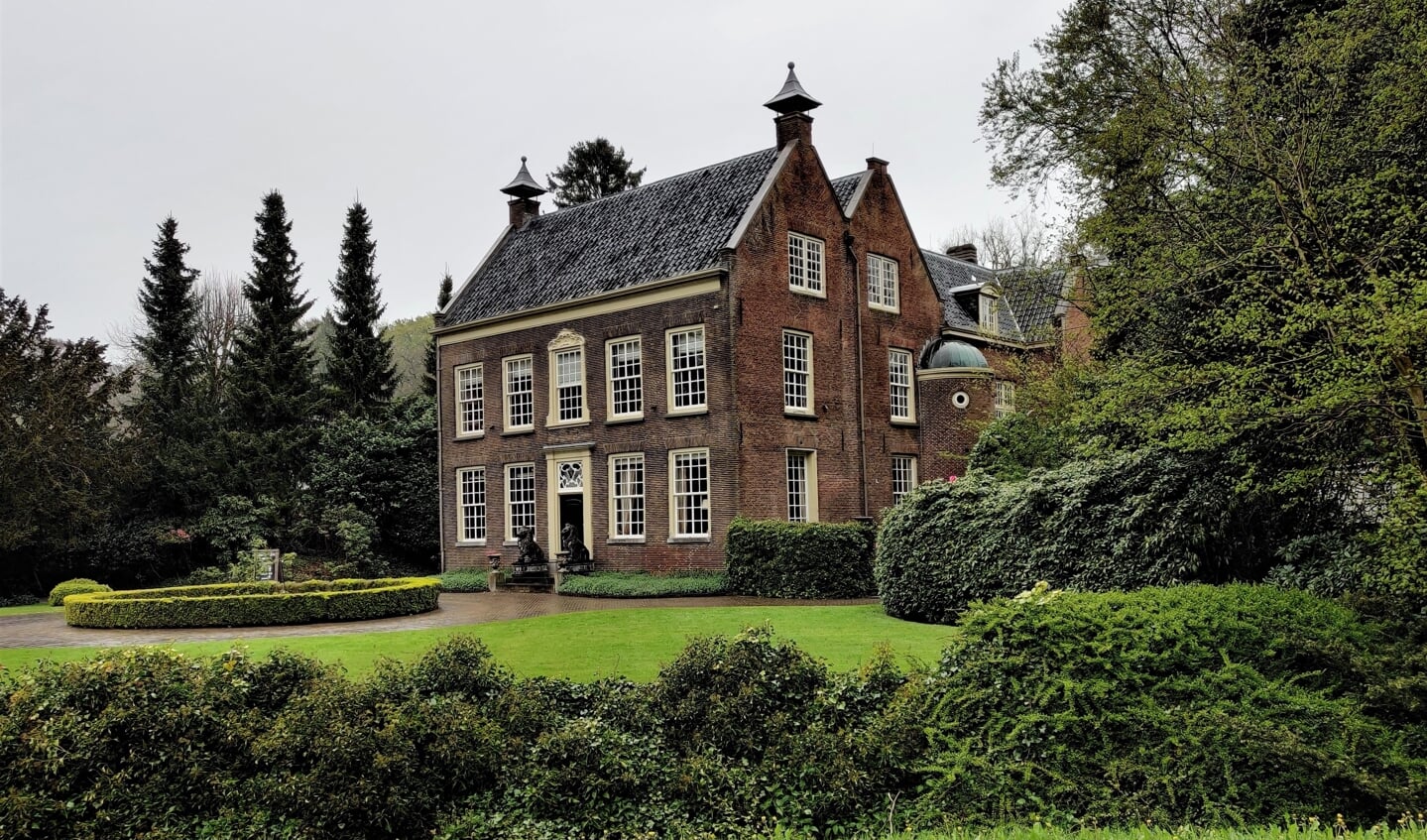 De 18de-eeuwse buitenplaats Rustenhoven ligt aan de Dorpsweg in Maartensdijk. [foto Henk van de Bunt]