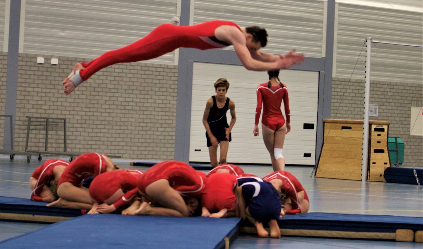 Een zweefsprong tijdens een uitvoering van de afdeling gymnastiek.
