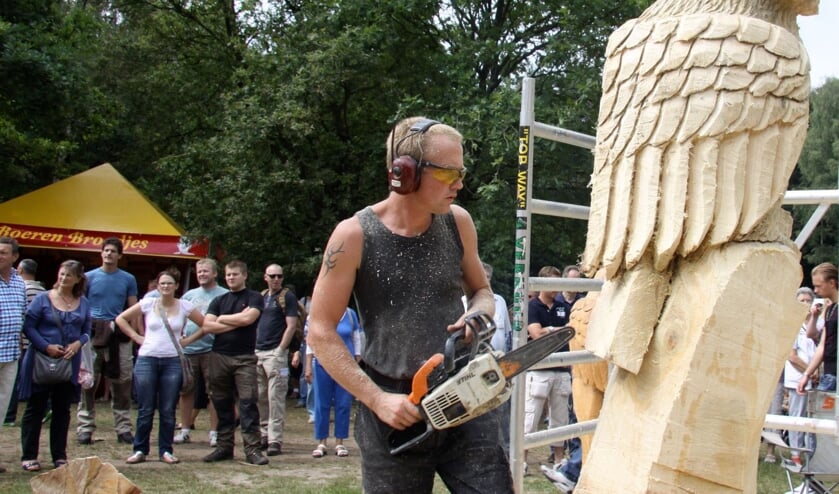 Pas in 2022 valt er weer van het sculptuurzagen op het Houthakkersfeest te genieten. (foto Walter Eijndhoven).