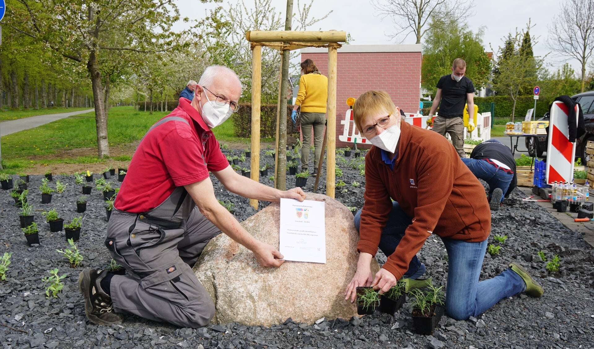 Oud-burgemeester Öhmann (links) - voorzitter van het jumelagecomité in Coesfeld - draagt bij aan het realiseren van een klimaatresistent-bloembed aan De Bilt-Allee.