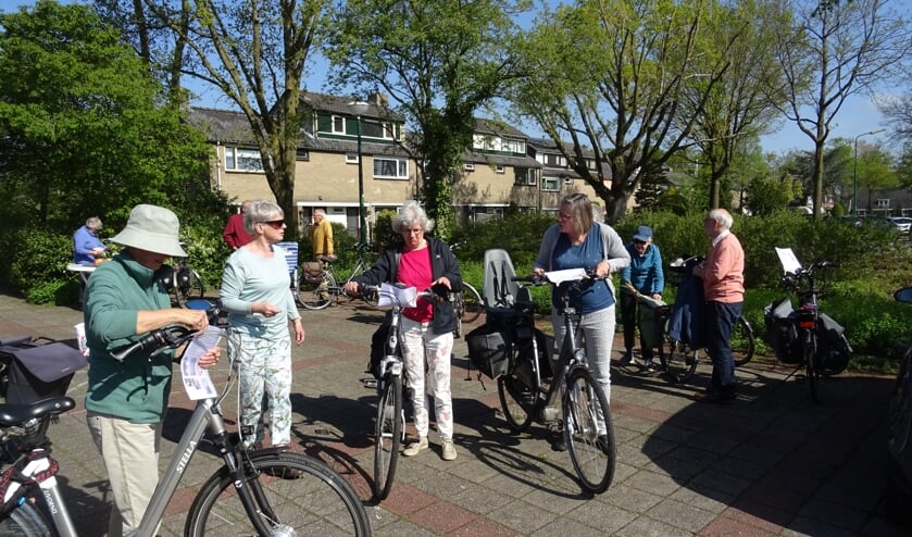 AZM leden bij de start van de fietstocht.