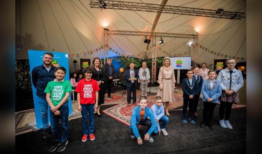 <p><em>Koningin Maxima (midden) vindt dat b</em><em>asisschoolleerlingen meer muziekles moeten krijgen.</em></p>