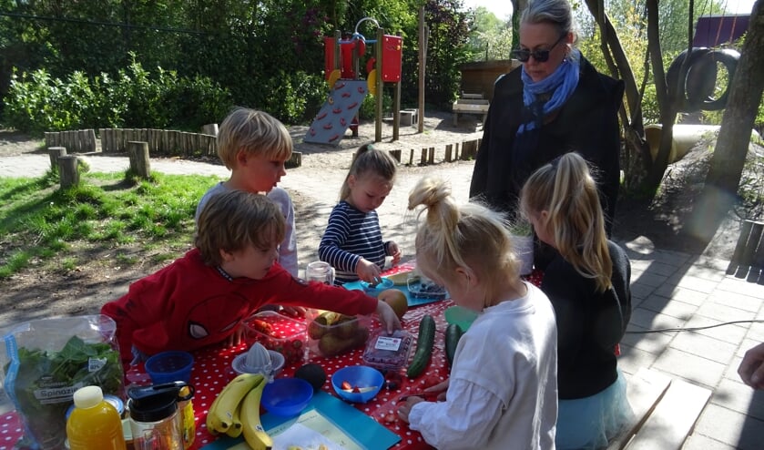 <p><em>De kinderen doen hun best om lekkere smoothies te maken</em></p>