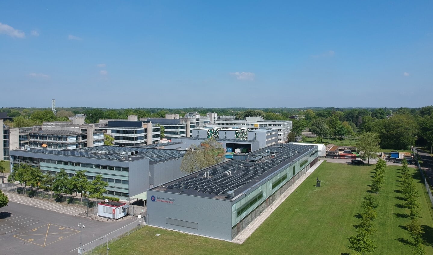Veel zonnepanelen op de daken van het RIVM.