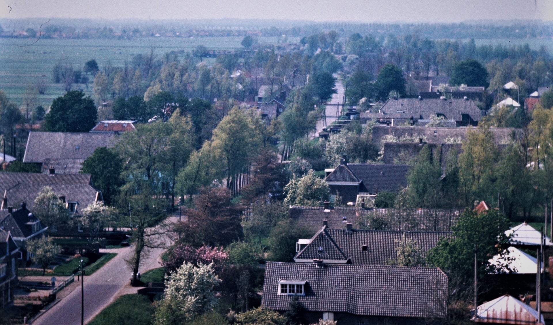 Kerkdijk rond 1965. (foto Historische Vereniging Maartensdijk)