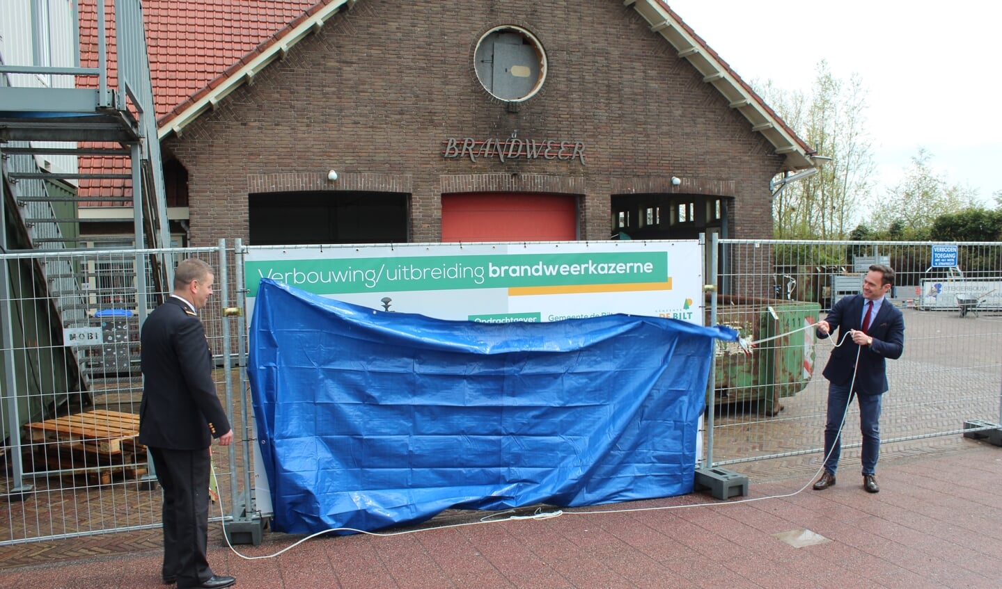 Burgemeester Sjoerd Potters en postcommandant Martijn van Ginkel startten de bouw met het onthullen van het bouwbord.