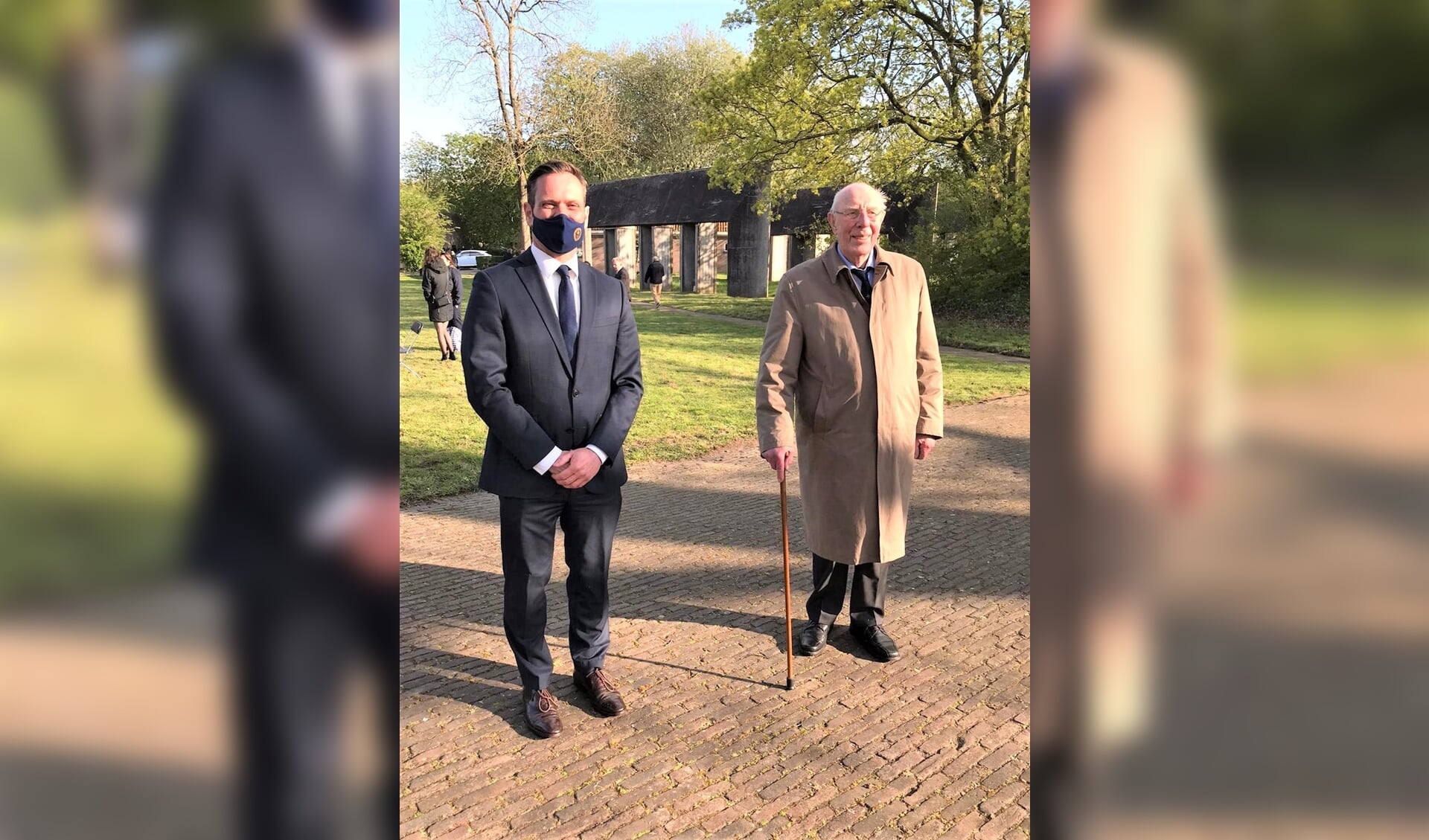 Burgemeester Sjoerd Potters en de heer Marten Mobach. (foto Douwe Tijsma)