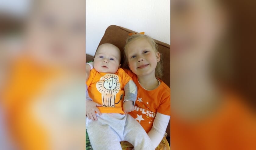 Dyesslynn en Dyamairho hebben al snel het Westbroekse oranjegevoel te pakken.