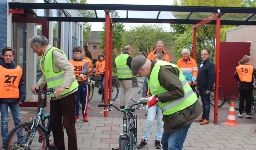 <p><em>Voor de examentocht worden de fietsen gecontroleerd.</em></p>