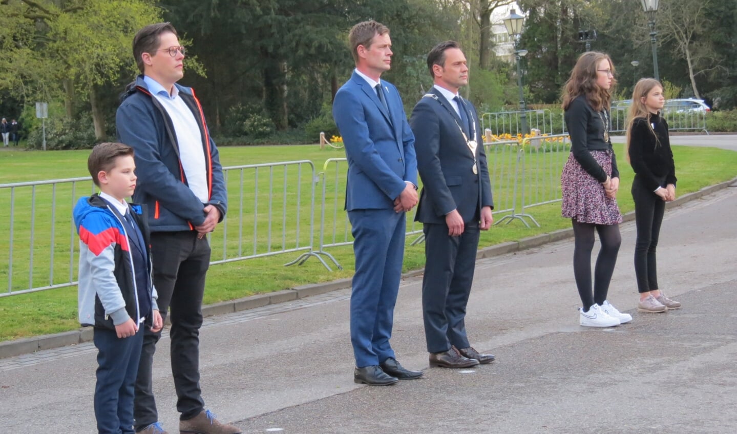 De kransen werden gelegd door burgemeester Sjoerd Potters en echtgenoot, Wietse Goedhart en zoon Koen en kinderburgemeester Carmen met vriendin Madeleine.