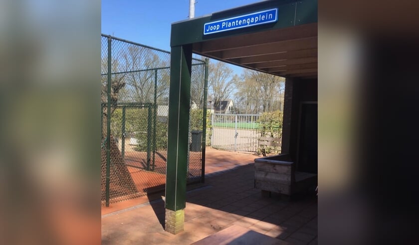 Het terras bij TC Voordaan heet inmiddels het Joop Plantengaplein.
