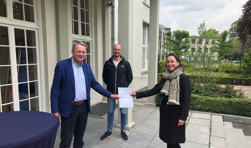 Een delegatie van de inwonersgroep overhandigt de petitie aan wethouder André Landwehr. (foto gemeente De Bilt)