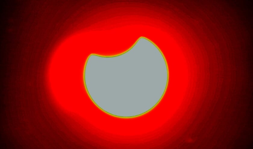 Tijdens de zonsverduistering neemt de maan een hapje uit de zon.