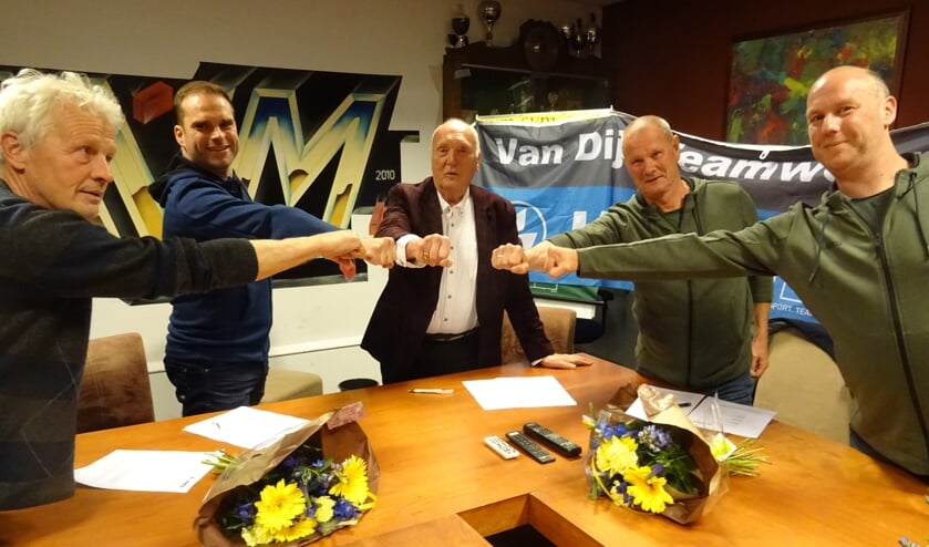 De overeenkomst krijgt gestalte met een onderlinge vuist. Op de foto staan v.l.n.r.: Frans Bakker, vz Sponsorcie, Ray Mulder directeur JAKO, Frans van der Tol, vz SVM, Erik van Dijk en Pim Rigter van Van Dijk Teamware. Gert Aalderink secr. Sponsorcie ontbreekt.