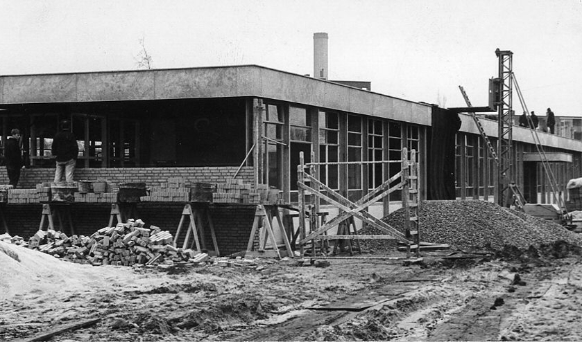 <p><em>Het atelier startte in 2014 in de voormalige Jan Ligthartschool aan de Orionlaan in Bilthoven. (foto - van de bouw ervan in de vorige eeuw - van Ad Kon in het Utrechts archief)</em></p>