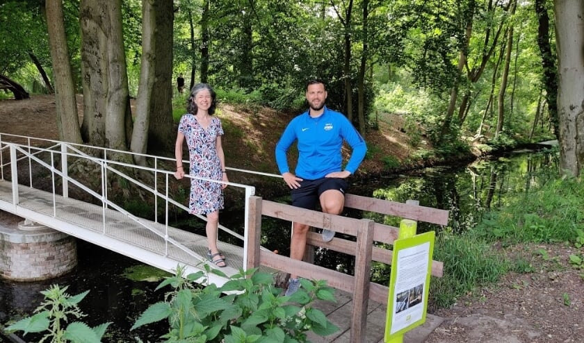 Op een van de herkenningspunten (de Baronbrug): Joanne Ronhaar (Bilts Heerlijk) en buurtsportcoach Niels van Veelen.