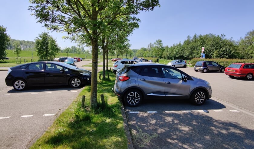 <p><em>Op de parkeerplaats is het in het weekeinde vooral ’s ochtends druk sinds corona.</em></p>