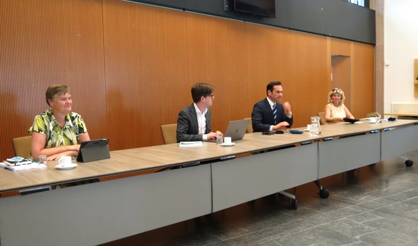Het resterende college v.l.n.r. de wethouders Anne Brommersma en Dolf Smolenaers, burgemeester Sjoerd Potters en wethouder Madeleine Bakker.