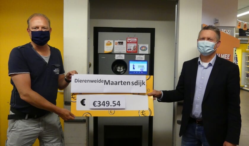 Stichting Dierenweide Maartensdijk neemt blij de cheque in ontvangst van Jelle Fahrenhorst van de Jumbo (r).