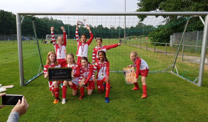 V.l.n.r. (boven) Emily, Laura en Charlie en onder Lola, Lara, Merle, Olivia en Tessa.