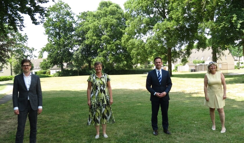 V.l.n.r. de wethouders Dolf Smolenaers en Anne Brommersma, burgemeester Sjoerd Potters en wethouder Madeleine Bakker.