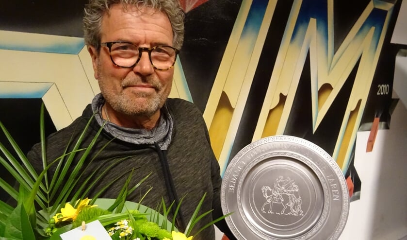 Als afscheid krijgt Jan uit handen van de voorzitter een prachtige bos bloemen voor zijn partner en een tinnen bord op een standaard met de tekst: ‘Bedankt voor je inzet al die jaren, met zijn naam en logo van SVM.