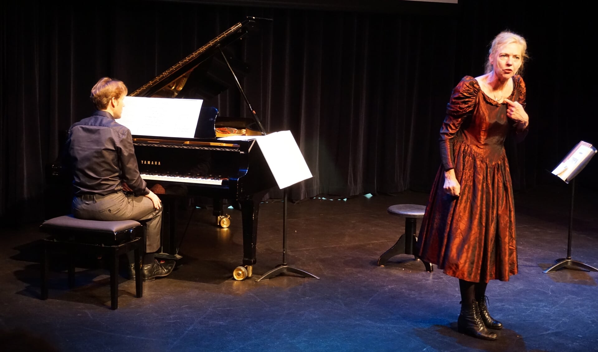 Anita beeldt Alma uit; Bas Verheijden is de pianist.