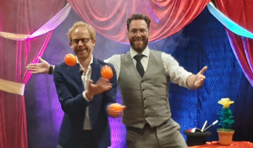 Theater in het zorgcentrum. Met hulp van verschillende vrijwilligers waren er deze middag 3 shows.