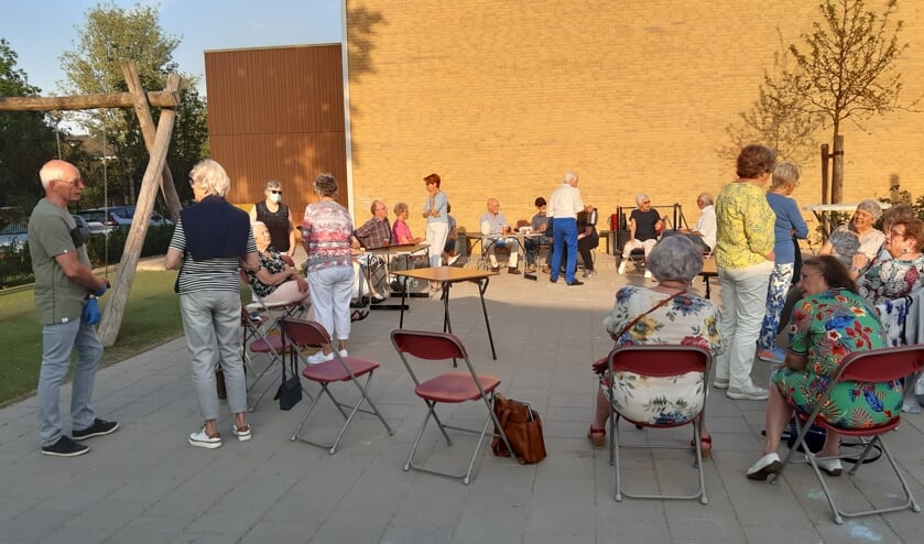 Zang Veredelt is donderdagavond 3 juni na lange tijd weer even bij elkaar geweest om bij te praten onder het genot van een kopje koffie of thee.