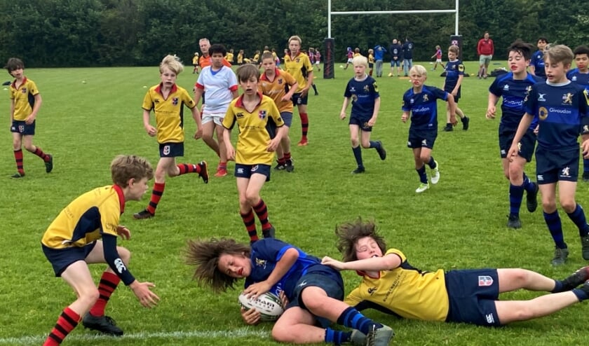 Stichtsche Rugby laat met een prachtige tackel zien hoe ze de bal veroveren op tegenstander ’t Gooi.
