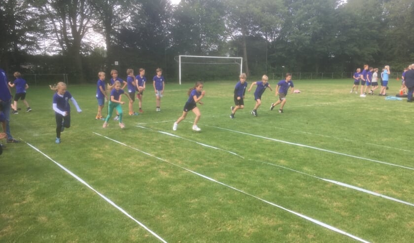Schoolsportdag op het veld van FC De Bilt.
