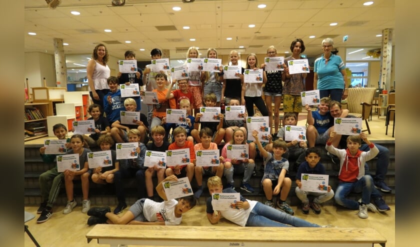 <p><em>Trots tonen de kinderen van groep 7a hun behaalde diploma</em>.</p>