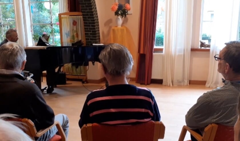 Frederic Voorn speelt piano voor de bewoners van het Leendert Meeshuis. (fotoFolkert Kooistra)